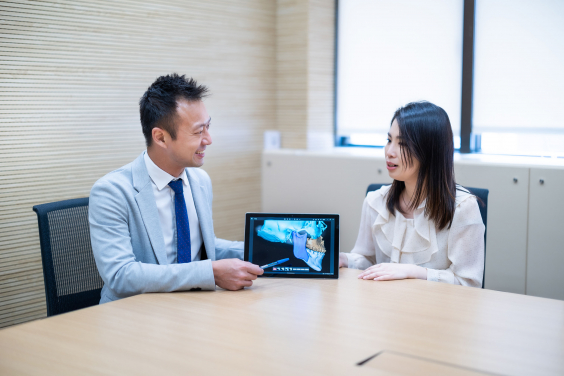 HKU Dentistry Oral and Maxillofacial Surgery research team: Dr Mike Leung (left) and Ms Natalie Wong compare the changes of patients’ quality of life (QoL) after receiving IVRO or SSRO as the treatment for mandibular prognathism.
 